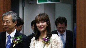 [포토] 한지민 ‘위촉패 받으러 왔어요’