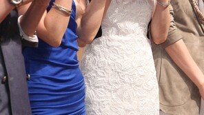 [SD포토] ‘열애 중’ 김지수 ‘연인에게 보내는 하트?’