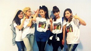 아이유, 깜짝 걸그룹 결성? ‘센터에서 깜찍 포스’