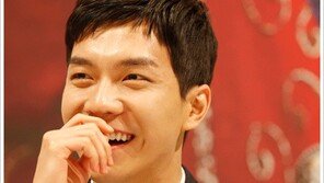 [우먼 동아일보 에디터 박해나의 스타 촬영 뒷얘기] 드라마 ‘더킹’ 이승기,  현장에서도 부끄러움 많은 모범생!