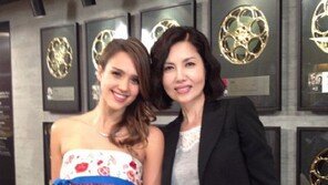 제시카 알바, 저고리 없이 한복 치마만…‘단아·섹시 자태’