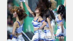 [포토] 섹시하게 긴머리 휘날리는 치어리더