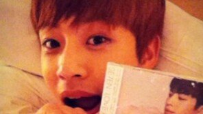 세븐, 침대 위 깜찍 셀카 ‘귀요미 매력 철철~’