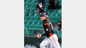 [이효봉의 THE INTERVIEW] 박종윤, 타타타! 훌쩍 큰 방망이…이대호 걱정 뚝!