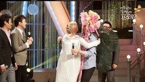 이소라, 인간 화환 받고 폭소 ‘완전 조으다~’