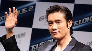 [SD포토] 이병헌, 할리우드식 손인사