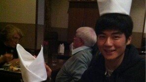 기성용 “커플모자 썼어요” 익살