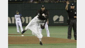 사다코 소복 시구, 야구장에서 공포영화?