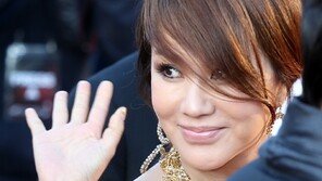 [SD포토] 엄정화, 뒤돌아 인사…남다른 팬서비스