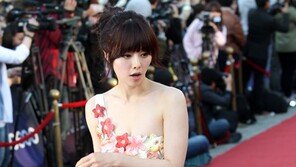 [SD포토] 홍수아 ‘헉~’, 뭘봤길래… 