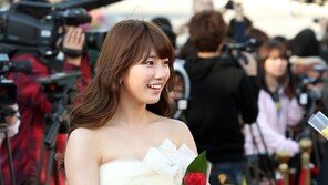 [SD포토] 수지 vs 꽃… 비교할 수 없는 아름다움