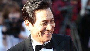 [SD포토] 꽃보다 성기…안성기, 멋진 수트패션 깜짝