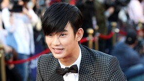 [SD포토] 김수현, 한눈에 보이는 스타성 ‘매너 기본탑재’