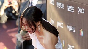 [SD포토] 김민희, 드레스 때문에… ‘멘탈붕괴’