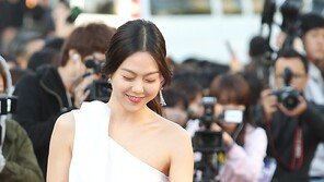 [SD포토] 김민희, ‘이색 악수’ 받아줄까?