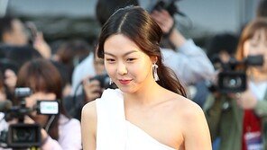 [SD포토] 김민희 시선 끈, 그 것… ‘날 주려고?’