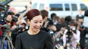 [SD포토] 공효진, 꽃선물 봇물…‘행복한 여자랍니다~’