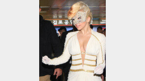 레이디 가가, 웬일로 조용?