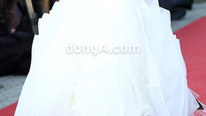 수지 눈물 소감 “첫 영화에 너무 큰 영광” 