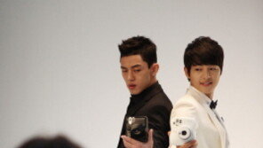 송중기-유아인 CF재회, 성스 폐인 “감동이야”