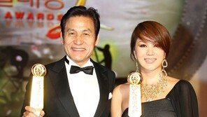 [포토] 안성기-엄정화 ‘백상’ 남여 영화부문 최우수상!