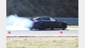 [포토] 포르쉐 무한질주, “자욱한 연기를 내뿜고 달려”