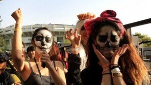 [포토] 레이디 가가 효과… 여성팬들 아름다움도 포기