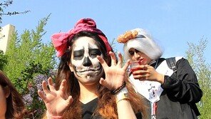 [포토] 여성팬 ‘레이디 가가 언니 저 예뻐요?’