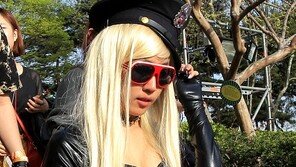 [포토] 4월에 할로윈 파티? 레이디 가가팬 망사패션 경악!