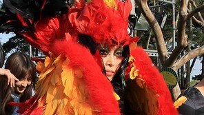 [포토] 레이디 가가도 이해 못할 깃털패션…‘누구냐 넌?’