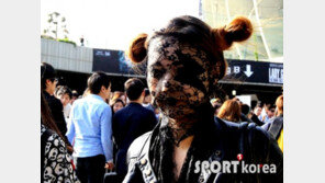 [포토] 레이디 가가 여성팬, 얼굴을 ‘망사천으로 칭칭~’