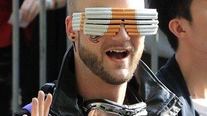 [포토] 담배고글남 ‘레이디 가가 보고 있나?’