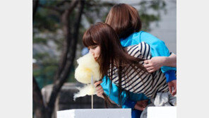 수지, 달달한 솜사탕 키스…‘솜사탕이 부러워’ 