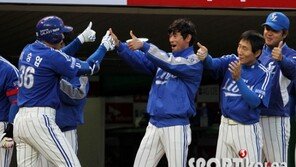 [포토] 이승엽 ‘시즌 5호 홈런! 승엽이형 최고! ’