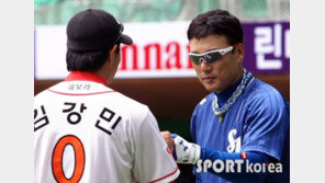 [포토] 이승엽 ‘강민아, 너 요즘 좀 치더라?’