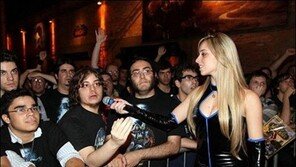 미인이 안 보이는 게이머, “야동 틀어놨나?”