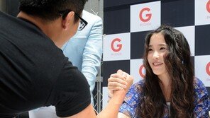 [포토] 아이유, 삼촌 팬과 팔씨름?
