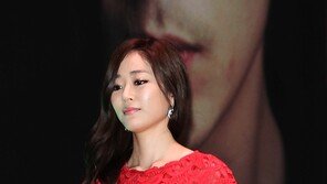 [SD포토] 김효진, 파격적인 레드 드레스 