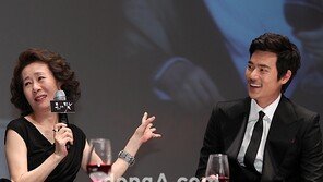 [SD포토] 윤여정 “김강우와 베드신 힘들었다”