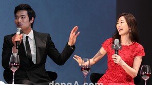 [SD포토] 김효진, 김강우 농담에 ‘빵터져’