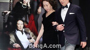 [SD포토] 윤여정-백윤식, 팔짱끼고 다정하게 입장