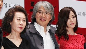 [SD포토] 임상수 감독, 두 여배우 허리에 ‘나쁜손?’