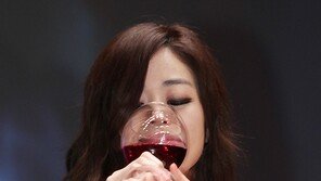 [SD포토] ‘돈의 맛’ 김효진, 와인 음미하는 모습 농염해…