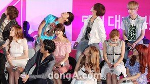 [SD포토] 태연-티파니-종현, 스크린 보려다 목 빠질 기세~