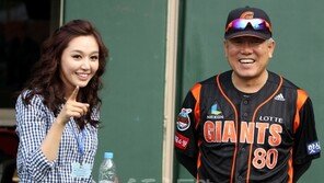 [포토] 양승호 감독, 아나운서 김민아 미모에 함박웃음