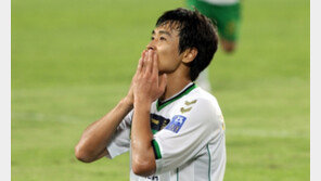 ‘라이언킹’ 이동국 2골…전북, 광저우에 3-1 승리