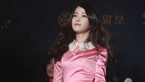 아이유 언어유희, “다리 감기가 아니라서”… 삼촌팬들 졸도!