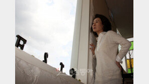 ‘돈의 맛’ 윤여정, ‘칸의 맛’ 못잊어