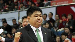 연봉 4억원 도장 콕…강동희 감독 3년 더 동부맨