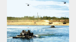 국내 개발 ‘K-21 장갑차’ 자체 부력으로 도하작전